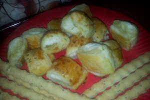 Mini pateuri cu branza sarata