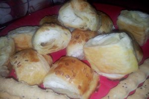 Mini pateuri cu branza sarata
