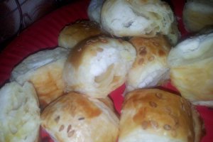 Mini pateuri cu branza sarata