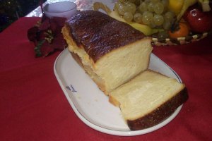 Cozonac pufos umplut cu branza dulce
