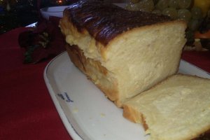 Cozonac pufos umplut cu branza dulce