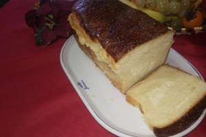 Cozonac pufos umplut cu branza dulce