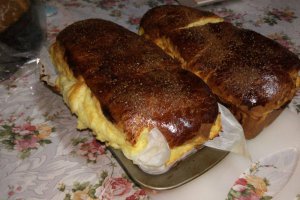 Cozonac pufos umplut cu branza dulce