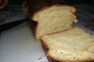Cozonac pufos umplut cu branza dulce