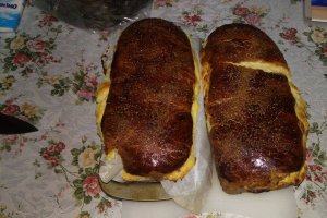 Cozonac pufos umplut cu branza dulce