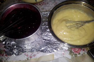 Tort cu crema de vanilie si piure de fructe de padure