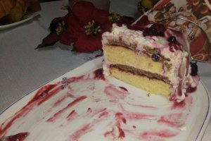 Tort cu crema de vanilie si piure de fructe de padure
