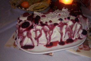 Tort cu crema de vanilie si piure de fructe de padure