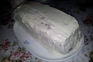 Tort cu crema de vanilie si piure de fructe de padure