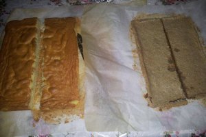 Tort cu crema de vanilie si piure de fructe de padure