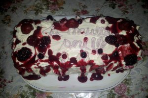 Tort cu crema de vanilie si piure de fructe de padure