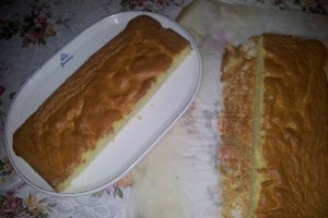Tort cu crema de vanilie si piure de fructe de padure