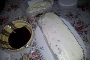 Tort cu crema de vanilie si piure de fructe de padure