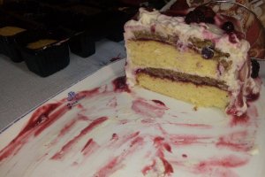 Tort cu crema de vanilie si piure de fructe de padure