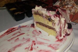 Tort cu crema de vanilie si piure de fructe de padure