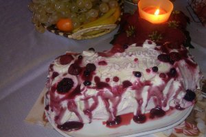 Tort cu crema de vanilie si piure de fructe de padure