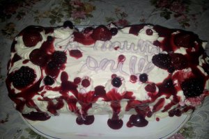 Tort cu crema de vanilie si piure de fructe de padure