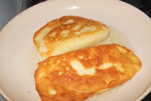 Langosi cu branza sarata
