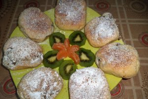 Gogosi la cuptor umplute cu kiwi, seminte de dovleac si kaki