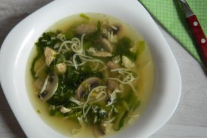 Supa de ciuperci cu pui si salata verde