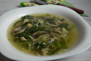 Supa de ciuperci cu pui si salata verde