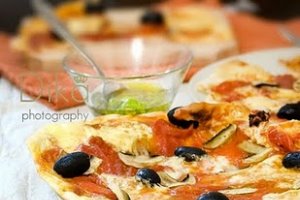 Pizza cu ciuperci, măsline şi roşii