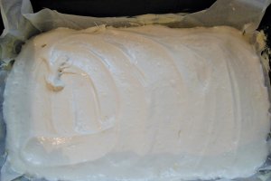 Prajitura cu crema de vanilie, gem de caise si nuca