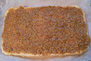 Prajitura cu crema de vanilie, gem de caise si nuca