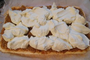 Prajitura cu crema de vanilie, gem de caise si nuca