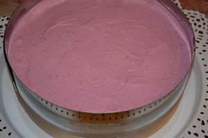 Tort cu ciocolata, mure si crema caramel