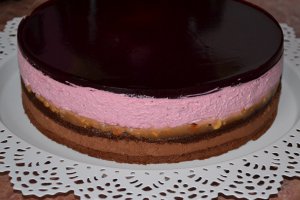 Tort cu ciocolata, mure si crema caramel