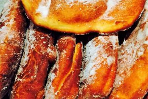 Langosi cu urda si branza dulce