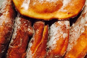 Langosi cu urda si branza dulce