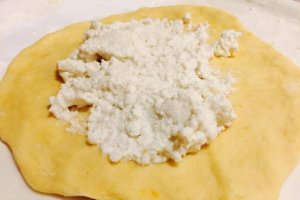 Langosi cu urda si branza dulce