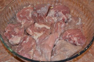 Friptura de porc cu sos de usturoi si rosii