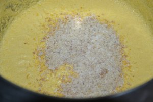 Tort cu crema de piersici si grilaj de ciocolata