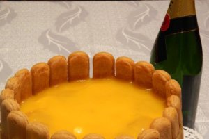 Tort de piscoturi cu crema de mascarpone, mandarine si mango
