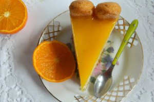 Tort de piscoturi cu crema de mascarpone, mandarine si mango