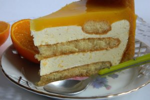 Tort de piscoturi cu crema de mascarpone, mandarine si mango