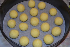 Desert prajitura cu ciocolata si bile de cocos