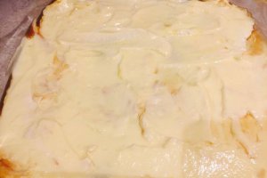 Brownies cu branza dulce si dulceata de capsuni