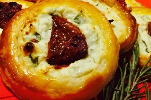 Placinte cu branza, smantana si rosii uscate