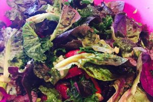 Salata de ciocolata cu capsuni si rodie