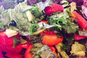 Salata de ciocolata cu capsuni si rodie