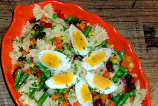 Salata de paste, cu amestec de legume mexicane si oua fierte
