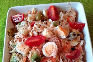 Salata de telina, avocado, ton si oua de prepelita