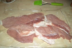Rulada de porc umpluta cu ananas si sos alb de nuci
