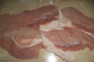 Rulada de porc umpluta cu ananas si sos alb de nuci