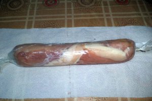 Rulada de porc umpluta cu ananas si sos alb de nuci