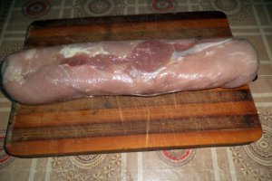 Rulada de porc umpluta cu ananas si sos alb de nuci